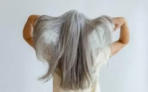 Cabello canoso.