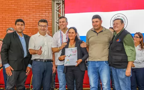 Familias campesinas esperaron m�s de siete d�cadas por ver su t�tulo en mano.