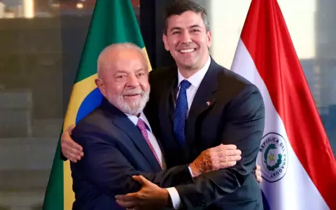 Luiz In�cio Lula da Silva,presidente del Brasil junto a Santiago Pe�a, presidente del Paraguay.