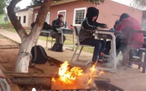 Alumnos en una escuela de Yaguaret� Forest (San Pedro), sin aula para soportar el fr�o.