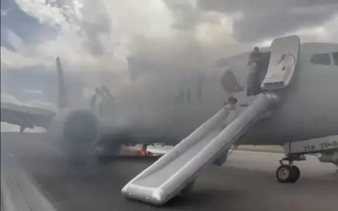 Avi�n de American Airlines que se incendi� en el aeropuerto de Denver en el Estado de Colorado en Estados Unidos