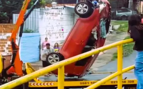 Momento en que el veh�culo fue rescatado por gr�a.