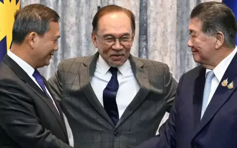 Primer ministro de Malasia, Anwar Ibrahim, entre el primer ministro de Camboya, Hun Manet, y el tailand�s Phumtham Wechayachai.