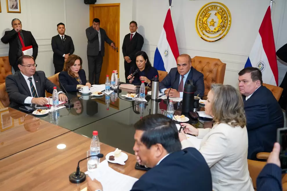 Mesa Directiva del Senado con autoridades del MOPC y Transporte.