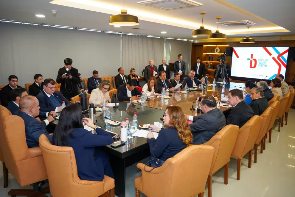 Mesa Directiva del Senado con autoridades del MOPC y Transporte.