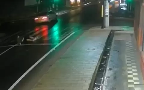 El joven cruz� mientras el sem�foro estaba en verde para veh�culos.