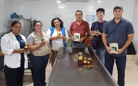 El producto, comercializado bajo la marca "El Carrizal", es el resultado del trabajo articulado entre familias apicultoras.