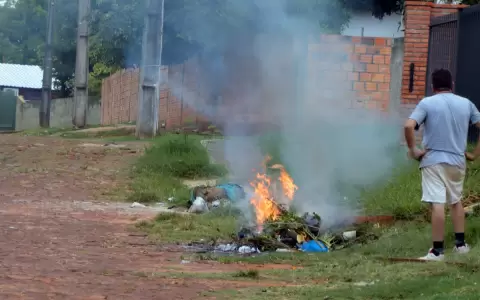 Vecinos quemando basura.
