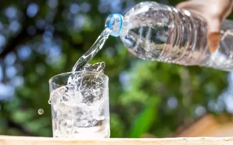 Agua Mineral embotellada.