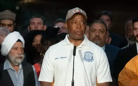 El alcalde de Nueva York, Eric Adams, durante la vigilia en memoria de las v�ctimas del fatal ataque en Manhattan.