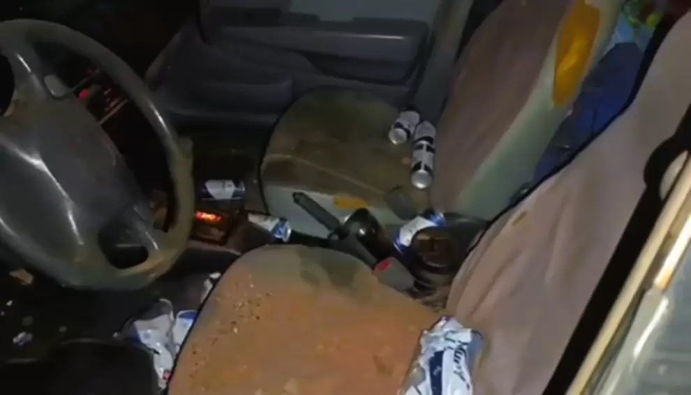 En el interior del rodado se encontraron varias latitas de cerveza.