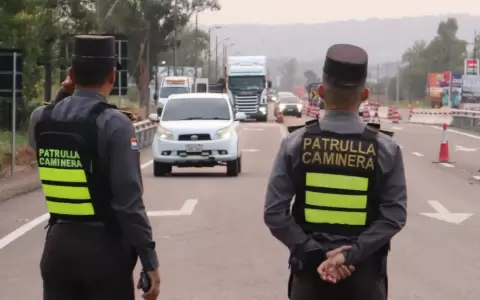 Agentes de la Patrulla Caminera.