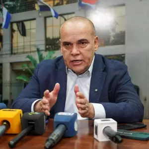 "Bachi" N��ez ordena sumario sin goce de sueldo a "neposobris" de la senadora Cabrera