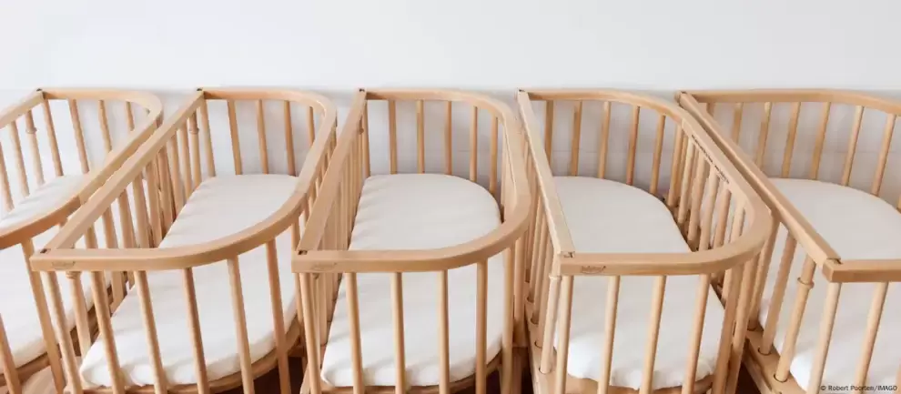 Cunas vac�as en una sala de maternidad en un hospital de D�sseldorf.
Imagen: Robert Poorten/IMAGO/DW