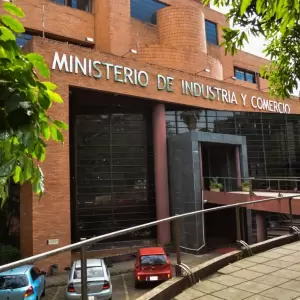 Fusión ministerial genera dudas sobre regulación energética y ambiental