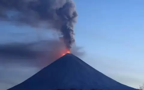 El volc�n Kliuchevskoi, situado en la pen�nsula rusa de Kamchatka, ha entrado  en erupci�n tras el fuerte terremoto.