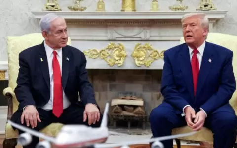El presidente de Estados Unidos, Donald Trump, habla con el primer ministro israel�, Benjamin Netanyahu, durante una reuni�n en la Casa Blanca.