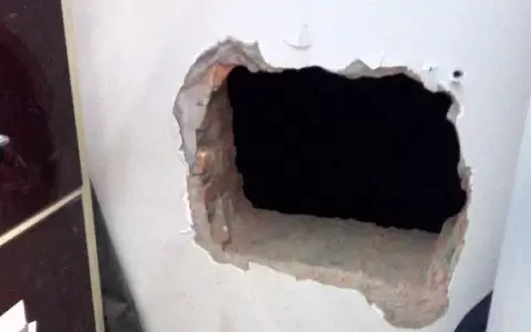 El boquete encontrado en un banco de San Estanislao.