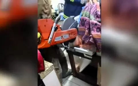 mujer mano atrapada en amasadora