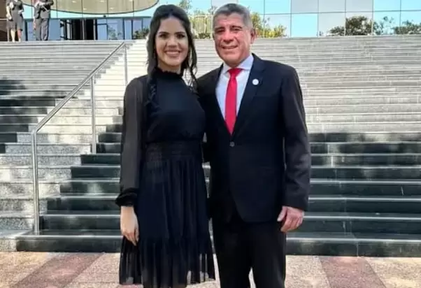 H�ctor "Bocha" Figueredo, cartista, con su nepobaby.