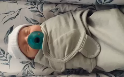 Naci� beb� m�s viejo del mundo. El embri�n de Thaddeus permaneci� congelado por m�s de 30 a�os antes de su nacimiento.