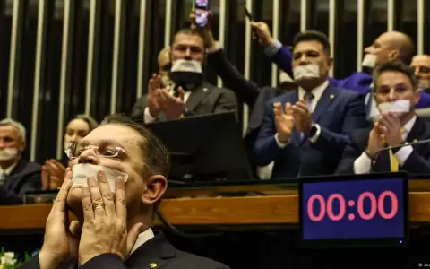 El diputado Sostenes Cavalcante (frente) y pol�ticos de la oposici�n se manifiestan durante una sesi�n de la C�mara de Diputados.