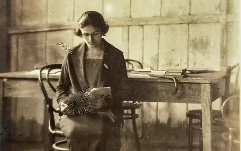 Mujer posando pacientemente en la que fuera casa de Sarmiento en Asunci�n durante la Guerra Civil 1922-1923.