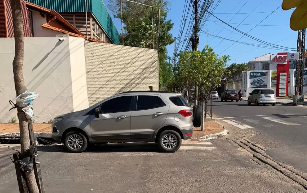 Veh�culo mal estacionado tapando la rampa de acceso en la esquina para personas con discapacidad.