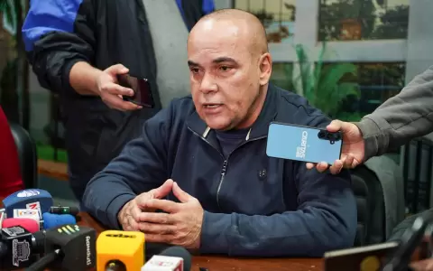 Basilio "Bachi" N��ez en conferencia de prensa.