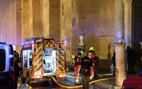Bomberos anoche durante las labores de extinci�n del fuego en la Mezquita de C�rdoba.