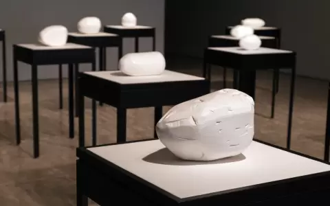Escultura para ciegos, por ciegos (2017), de Lenka Clayton.