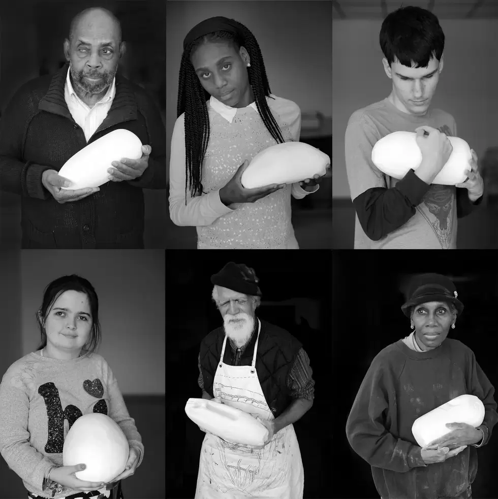 Personas sosteniendo las obras Escultura para ciegos, por ciegos de Lenka Clayton. Fotograf�a: Lonnie Graham y Catharine Clark Gallery