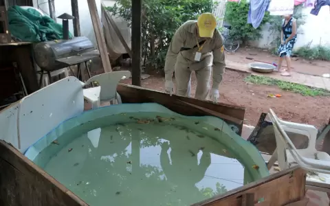 Brigada de Salud haciendo minga contra vertederos de mosquitos.