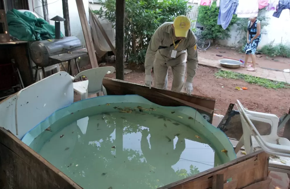 Brigada de Salud haciendo minga contra vertederos de mosquitos.
