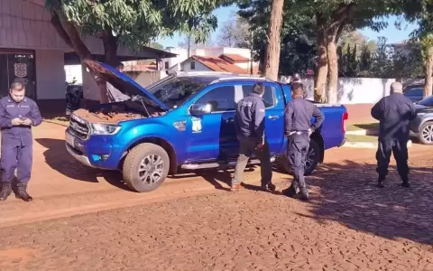 La camioneta en la que se trasladaba el intendente y su esposa.