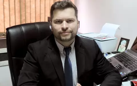 Stan Canova, economista.