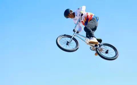 De la ca�da al oro: Sa�l Hern�ndez vuela alto en el BMX freestyle