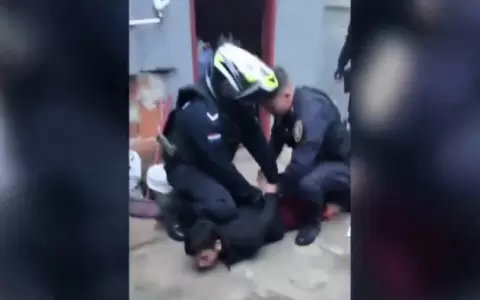 Momento en que el denunciado, V�ctor Acosta Silva, es detenido por agentes de la Polic�a.