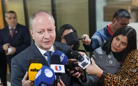 Carlos Fern�ndez Valdovinos.