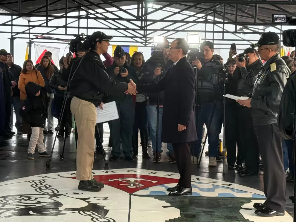 Distinci�n a tripulantes del Buque Capit�n Cabral.