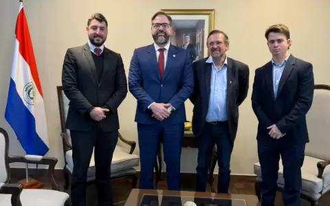 El ministro de Justicia junto a representantes de Certal.