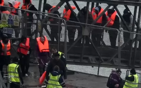Un grupo de migrantes irregulares desembarca en Reino Unido tras ser rescatados en el Canal de la Mancha.