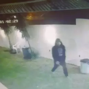 Video: bale� y desnud� a delincuente que ingres� a robar en su vivienda