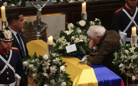 Miguel Uribe Londo�o, padre del senador Miguel Uribe Turbay, llora ante el feretro.