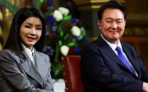 La exprimera dama Kim Keon Hee junto a su esposo el expresidente surcoreano, Yoon Suk Yeol.