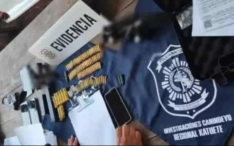 Algunos elementos incautados durante el procedimiento.