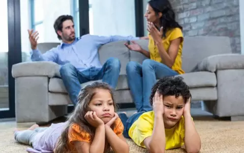 Padres discutiendo frente a sus hijos.