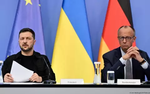 Zelenski y el canciller alem�n Friedrich Merz asisten a la reuni�n por video de l�deres europeos con Trump sobre Ucrania, en Berl�n.