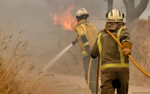 Los bomberos trabajan para extinguir un incendio forestal en Pareisas, al noroeste de Espa�a.
