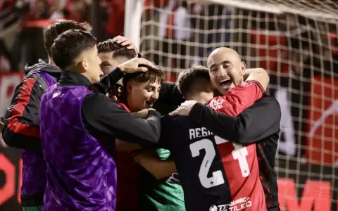 Golazo paraguayo para victoria de Newell's